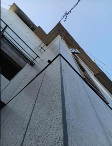 Panel decorativo UHPC para fachadas, acabado tipo piedra
